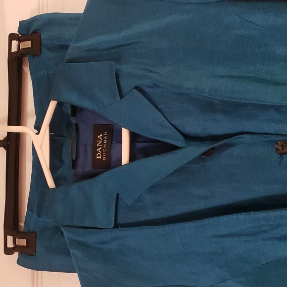 Women's suit size 6-8. - Picture 2 of 9